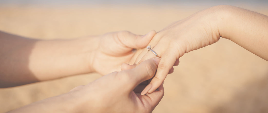 Demande en mariage, bague de fiançailles, diamant, solitaire