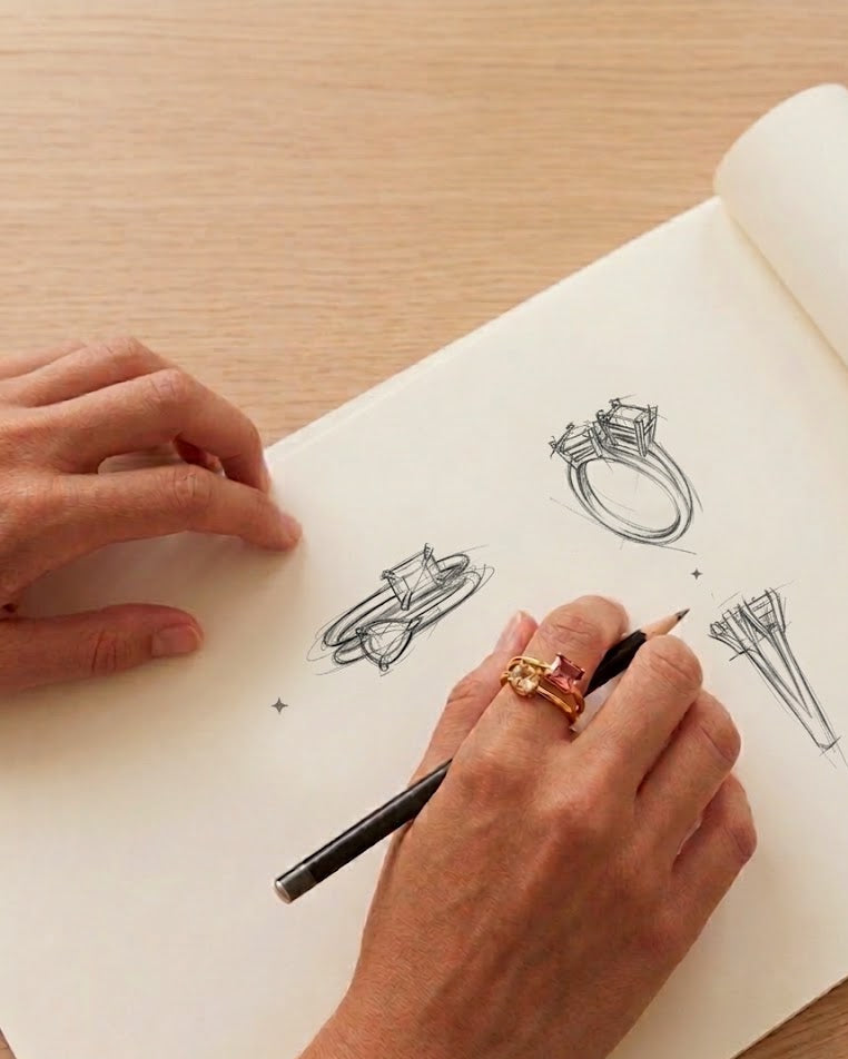 Mains esquissant au crayon les croquis de la Collection Capsule Rone Paris, révélant une double bague portée.