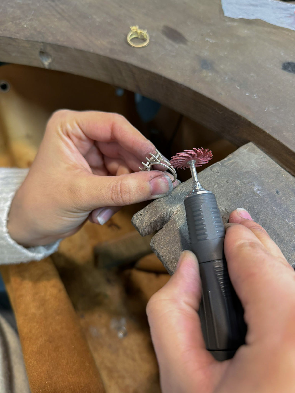Mains d'artisan Rone Paris polissant une monture à l'établi : bague semi-mesure pour composer votre duo.
