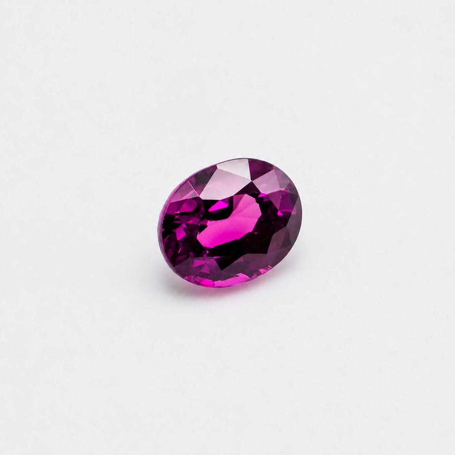 Grenat violet 1,21ct de taille ovale vu de trois quarts, mettant en valeur la profondeur et l'éclat de la gemme.
