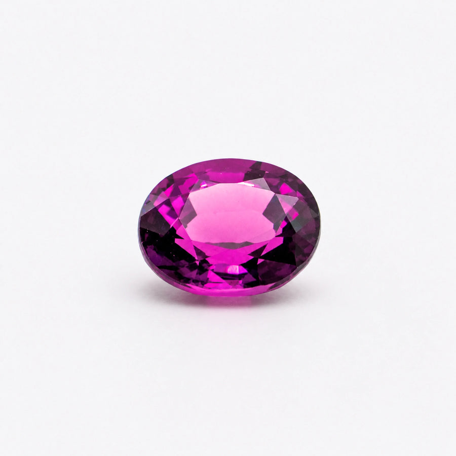 Superbe grenat violet 1,21ct observé de face, révélant la symétrie de ses facettes et l'intensité de sa couleur.