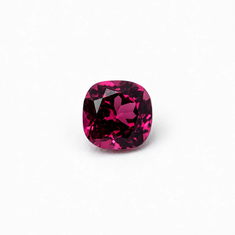 Superbe rhodolite 1,01ct observée de face, mettant en valeur la symétrie de sa table et l'intensité de sa teinte framboise.