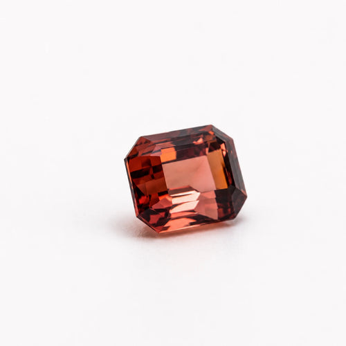 Tourmaline 1,91ct de taille émeraude vue de trois quarts, révélant ses teintes cuivrées et la géométrie de ses facettes.