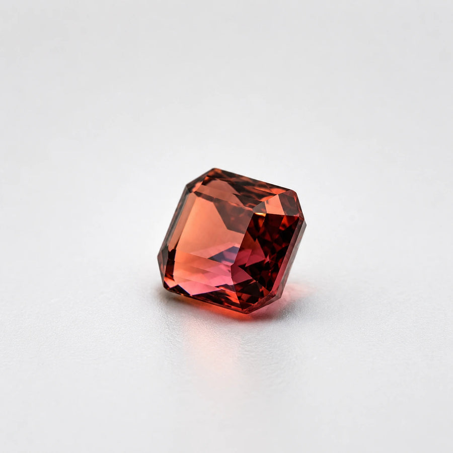Profil incliné de cette tourmaline 1,91ct, illustrant la profondeur de sa culasse et ses reflets orangés intenses.