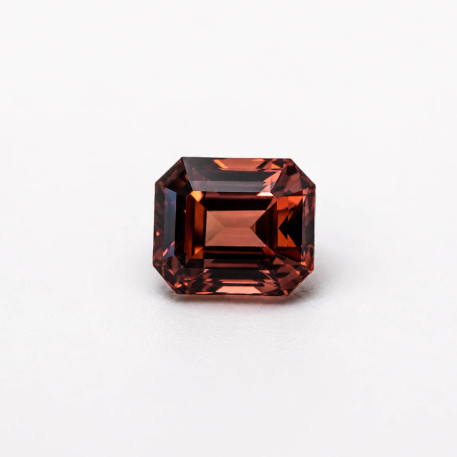 Magnifique tourmaline 1,91ct observée de face, mettant en valeur sa table rectangulaire et sa couleur rougeoyante.