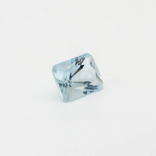 Aigue marine 0,99ct de taille rectangulaire orientée de trois quarts, révélant la pureté de cette pierre bleutée.