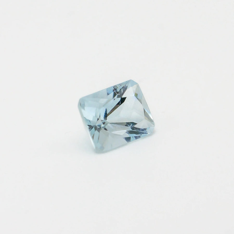 Aigue marine 0,99ct de taille rectangulaire orientée de trois quarts, révélant la pureté de cette pierre bleutée.