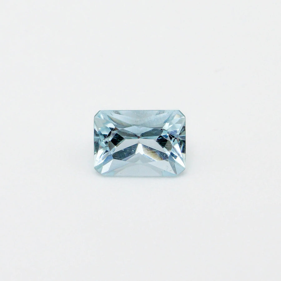 Superbe aigue marine 0,99ct observée de face, mettant en valeur sa grande table et la symétrie de ses facettes.