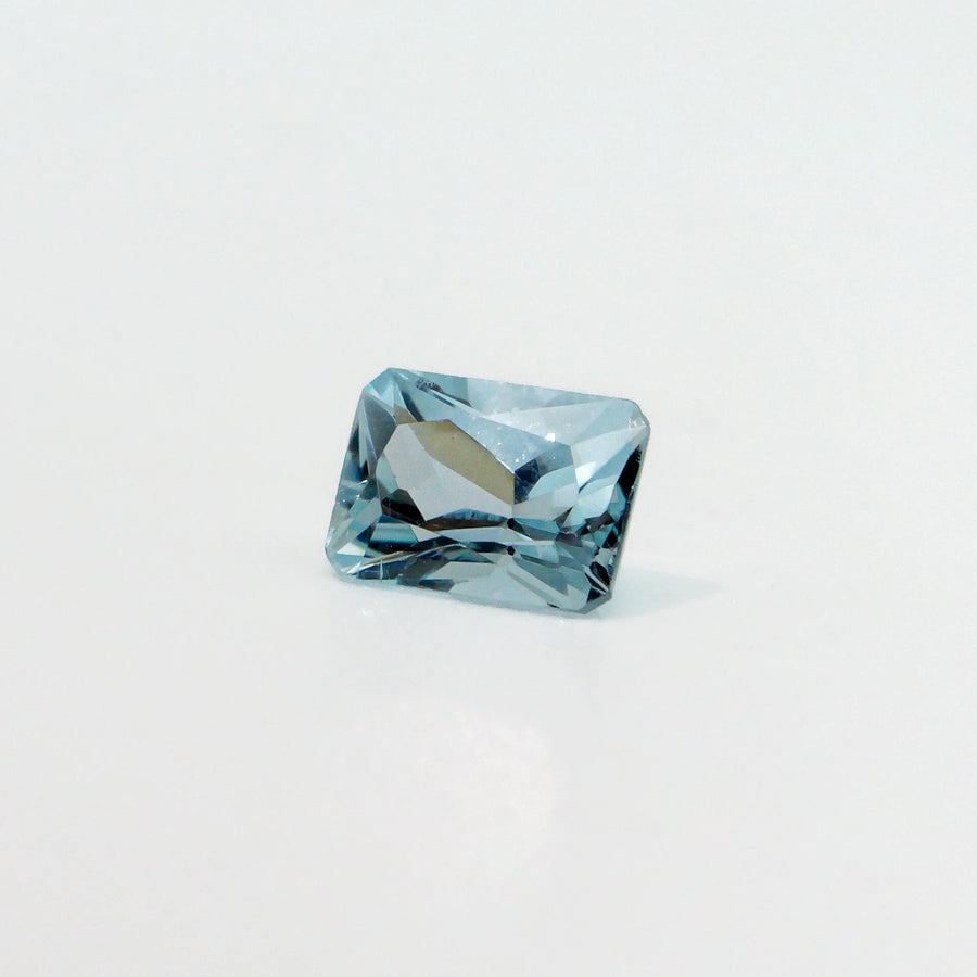 Pierre fine aigue marine 0,99ct vue de profil, soulignant le volume de sa culasse et ses éclats bleu glacier.