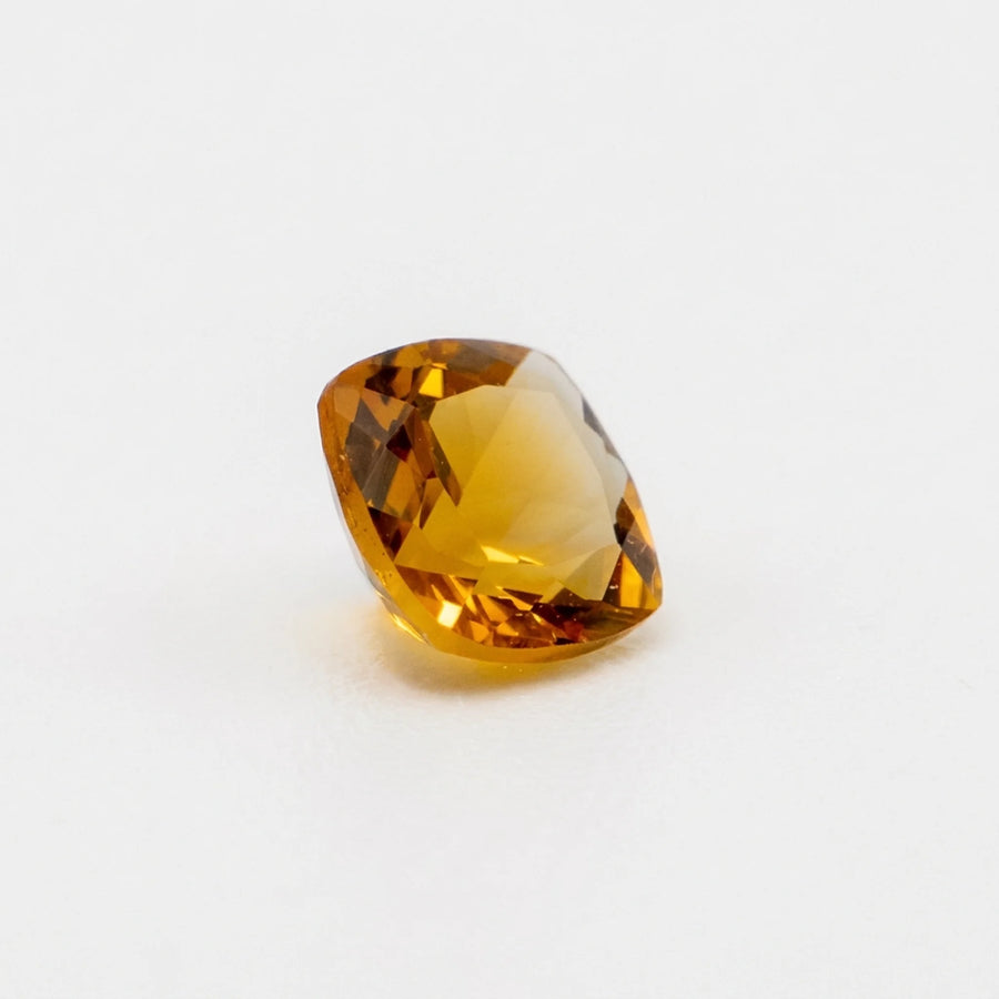 Profil incliné de cette citrine 0,48ct, illustrant la profondeur de sa culasse et les reflets dorés de sa couronne.