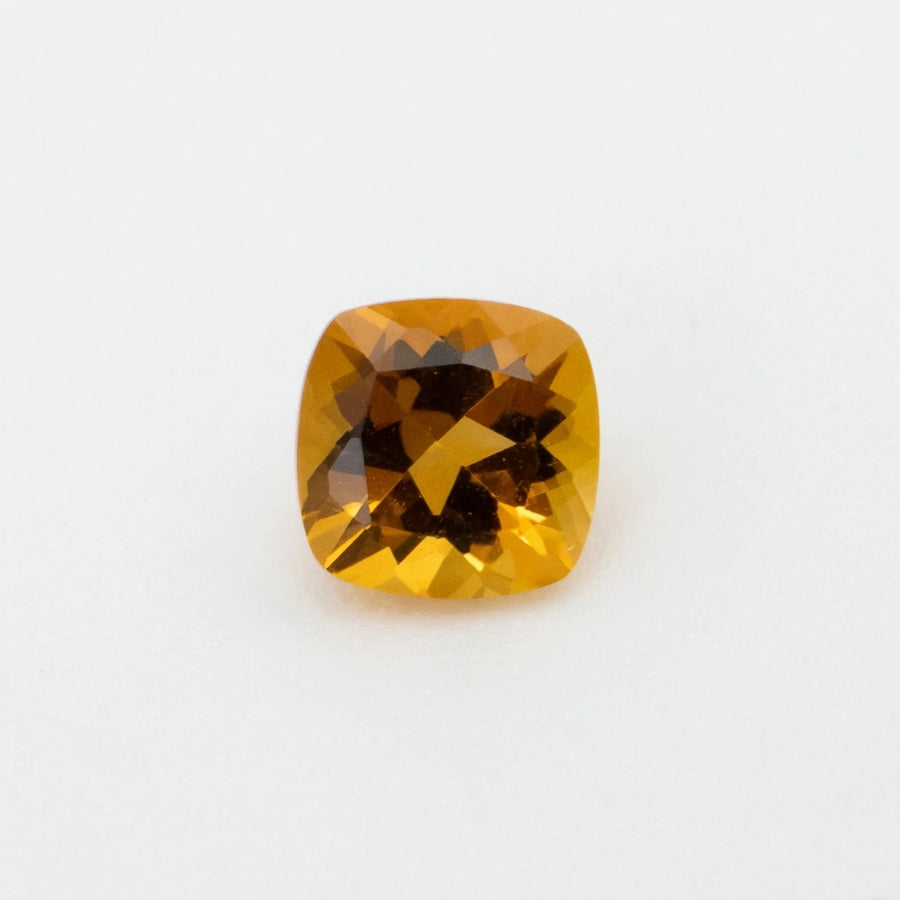 Superbe citrine 0,48ct observée de face, mettant en valeur la symétrie de sa table et l'intensité de sa teinte miel.