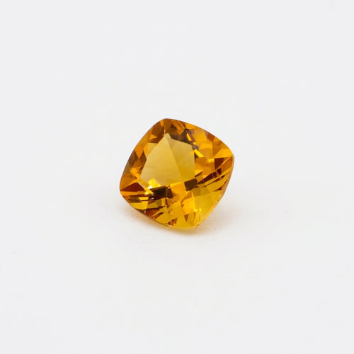 Citrine 0,48ct de taille coussin vue de trois quarts, révélant la géométrie de ses facettes et son éclat jaune orangé.
