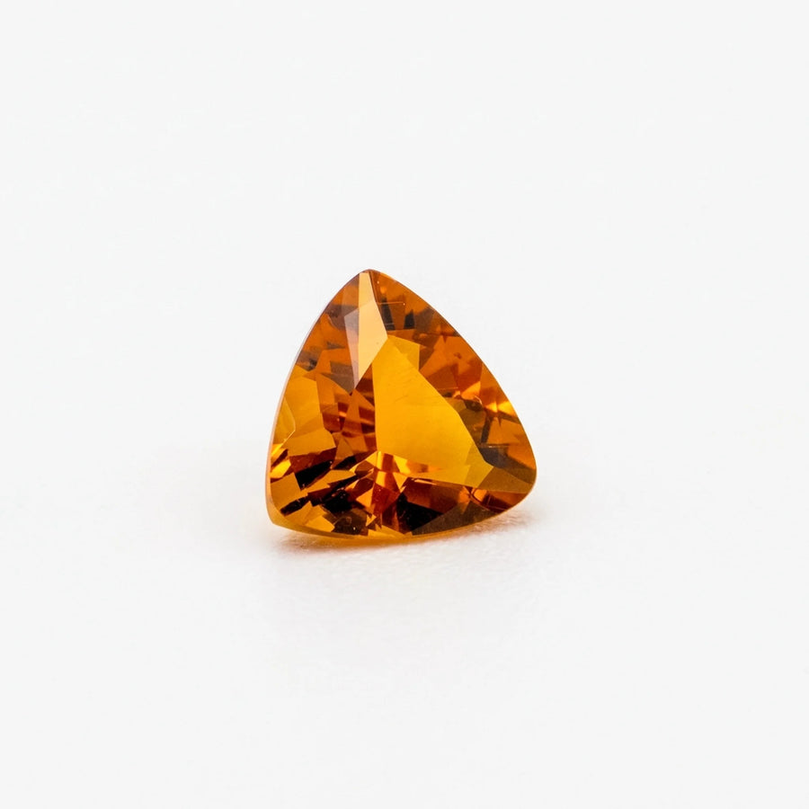 Citrine 0,65ct de taille trillant vue de trois quarts, révélant ses éclats orangés et la géométrie de la pierre.