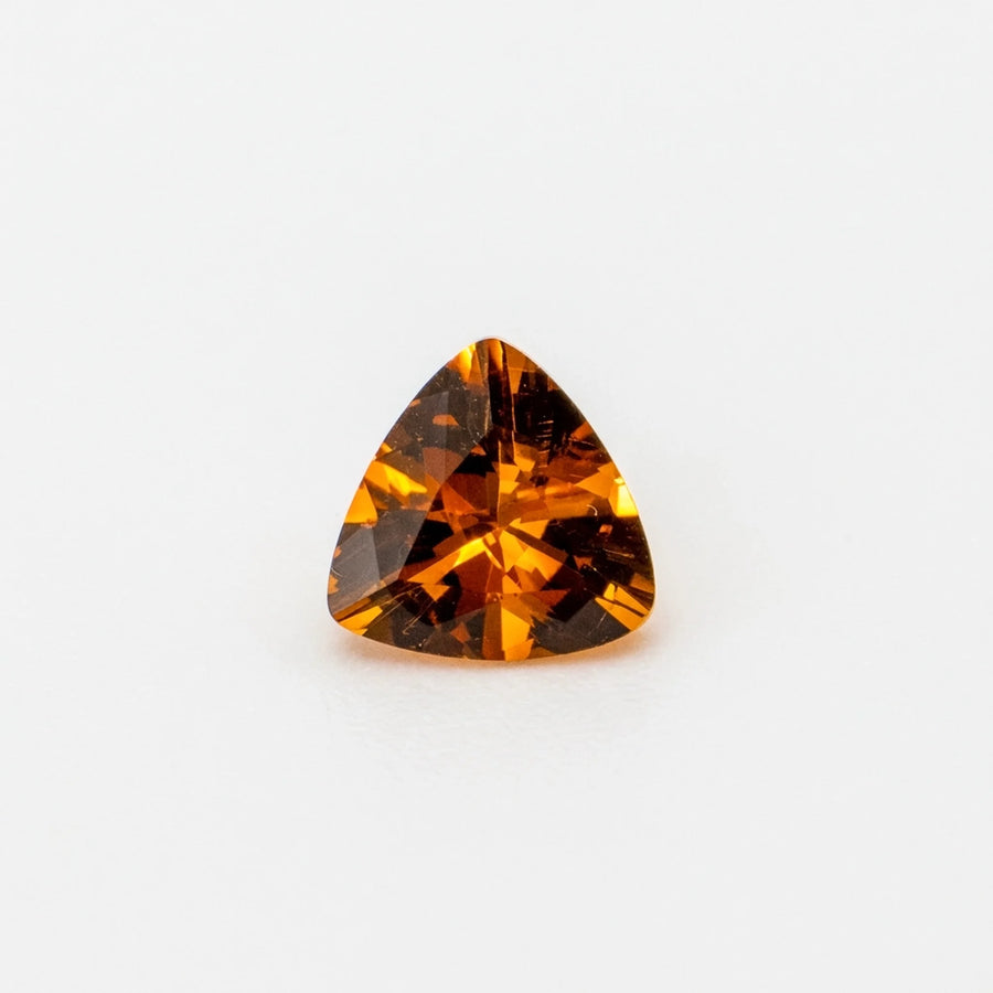 Superbe citrine 0,65ct observée de face, mettant en valeur la symétrie de sa table triangulaire et son ton ambré.