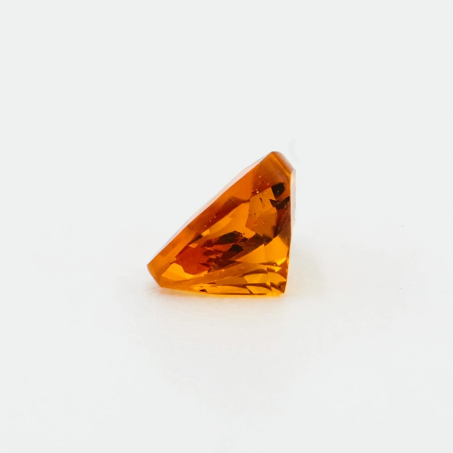 Profil de cette citrine 0,65ct, illustrant la profondeur importante de sa culasse et l'épaisseur de la gemme nue.
