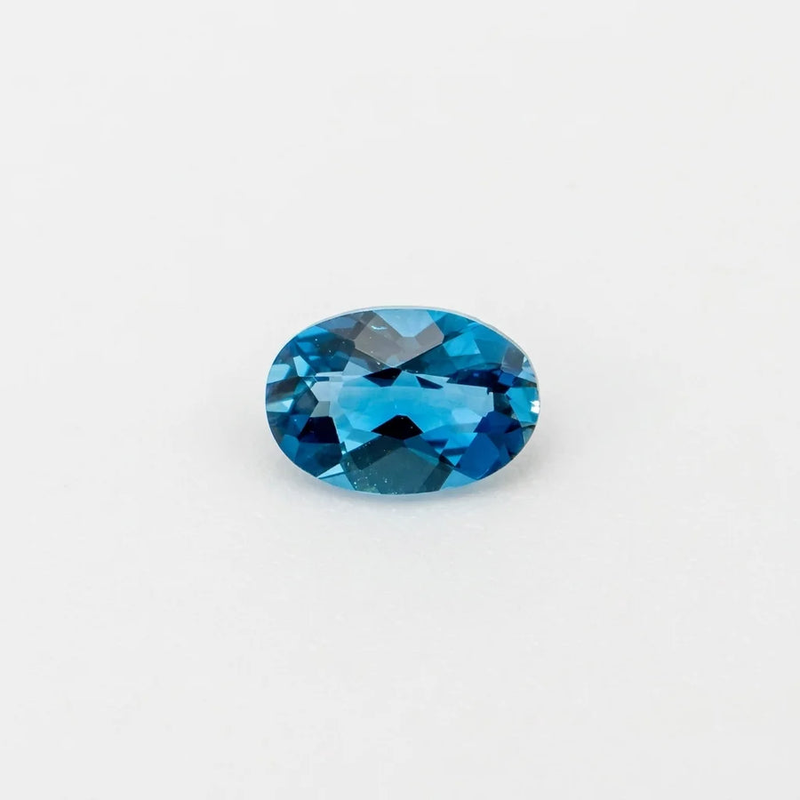 Superbe topaze 0,53ct observée de face, mettant en valeur la symétrie de sa table et sa couleur bleu profond.