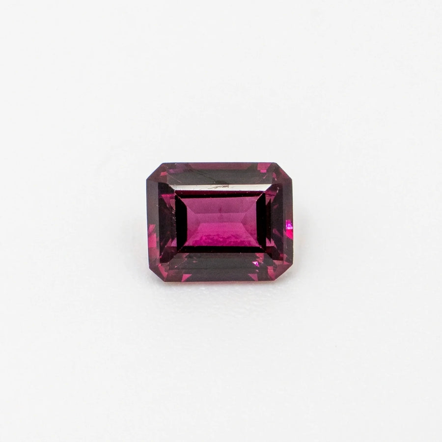 Superbe rhodolite 1,38ct observée de face, mettant en valeur la symétrie parfaite de sa table et sa teinte framboise.