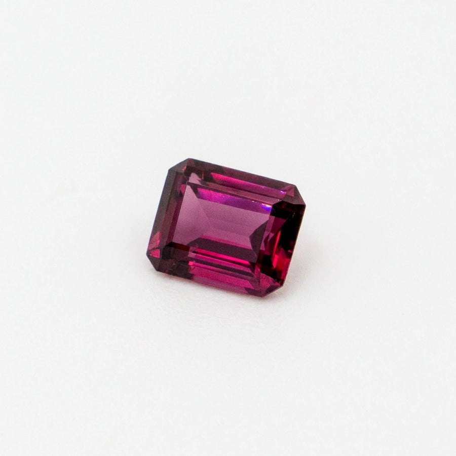 Profil incliné de cette rhodolite 1,38ct, illustrant la profondeur de sa culasse et les reflets de ses facettes.