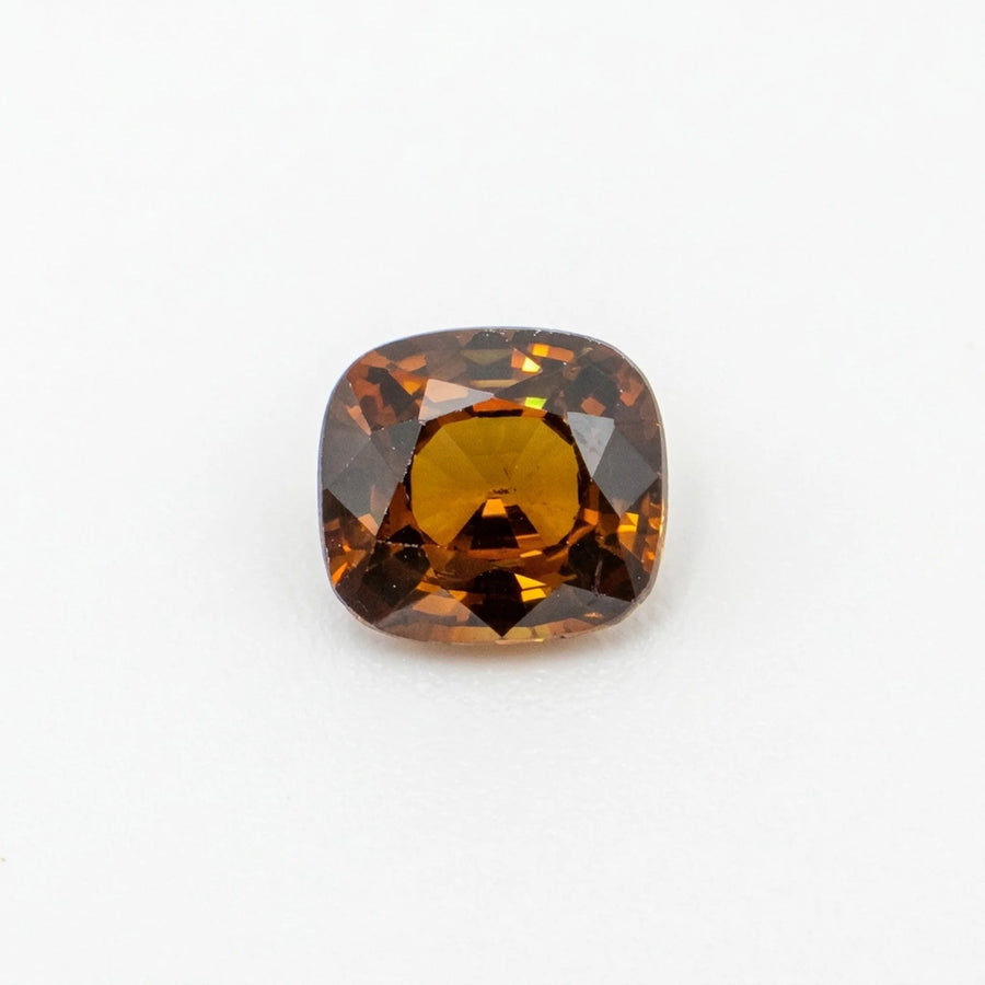 Superbe zircon 1,43ct observé de face, mettant en valeur la symétrie de sa table et sa profonde couleur ambre.
