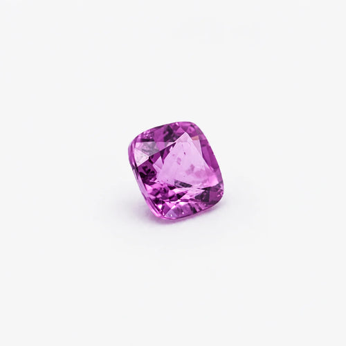 Rubellite 0,61ct de taille coussin vue de trois quarts, révélant ses reflets roses et la disposition de ses facettes.