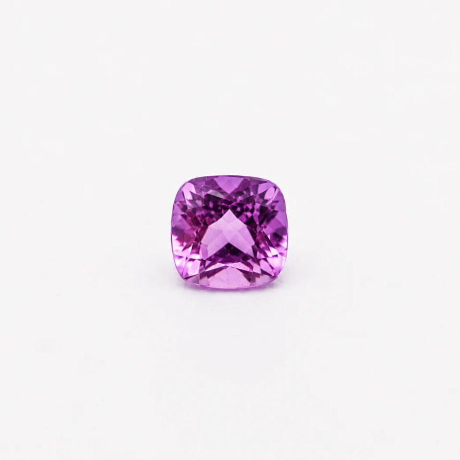 Superbe rubellite 0,61ct observée de face, mettant en valeur la symétrie de sa table et l'intensité de sa teinte fuchsia.