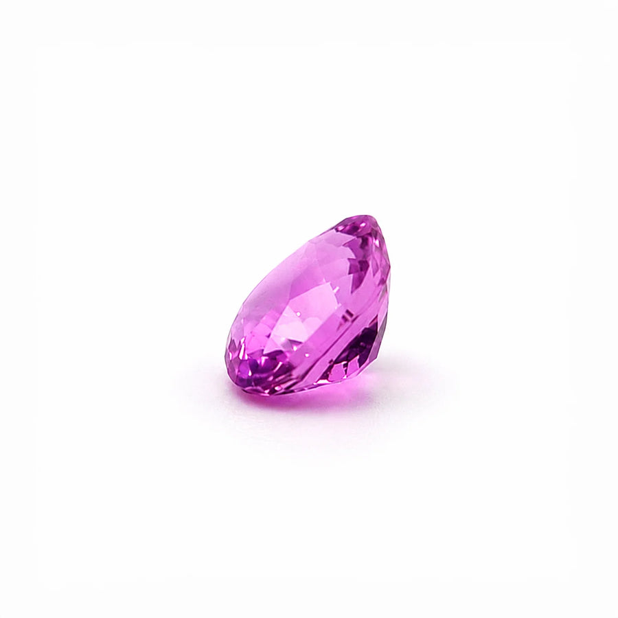 Profil de cette gemme rubellite 0,61ct, illustrant la profondeur de sa culasse et le volume de la pierre avant sertissage.