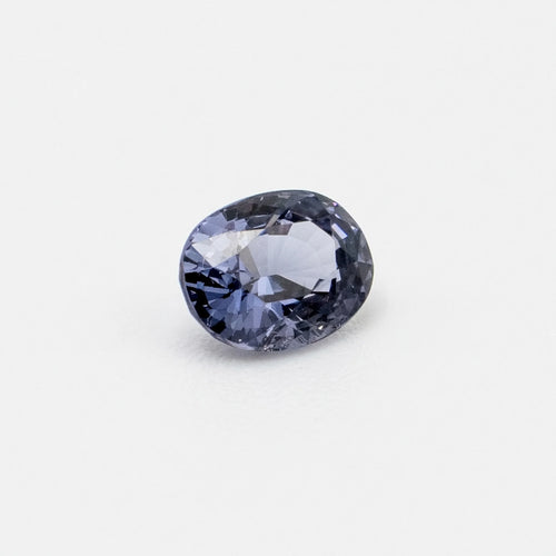 Spinelle 0,87ct de taille ovale vu de trois quarts, révélant ses reflets gris bleuté et le volume de la gemme.