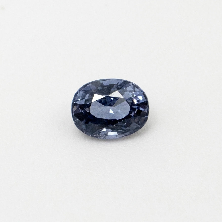 Superbe spinelle 0,87ct observé de face, mettant en valeur la symétrie de sa table et sa couleur bleu ardoise.