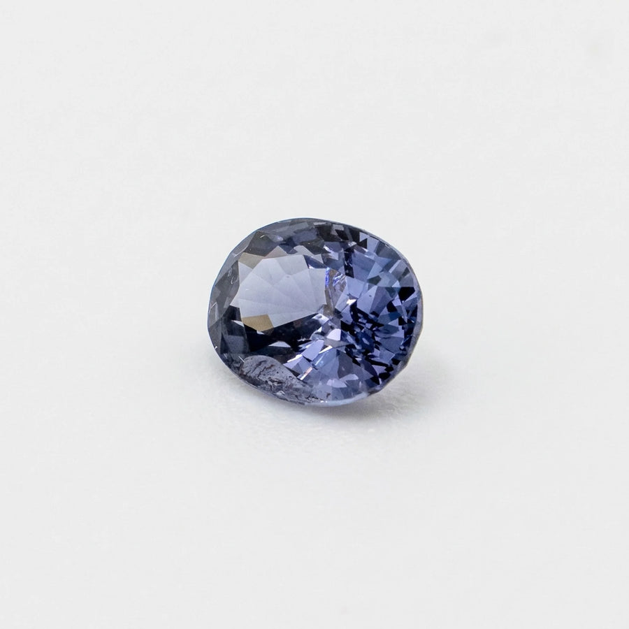 Profil incliné de ce spinelle 0,87ct, illustrant la profondeur de sa culasse et l'épaisseur de la pierre fine.