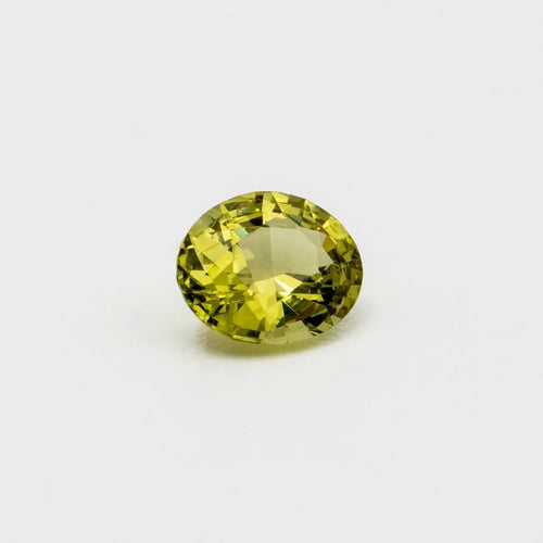 Grenat Mali 0,67ct de taille ovale vu de trois quarts, révélant la disposition de ses facettes et sa teinte jaune-vert.
