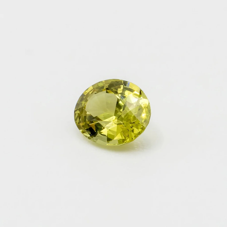 Profil incliné de ce grenat Mali 0,67ct, illustrant la profondeur de sa culasse et l'épaisseur de cette pierre fine.