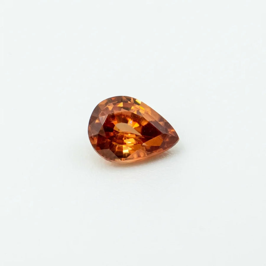 Superbe zircon 1,50ct observé de face, mettant en valeur la symétrie de sa table en goutte et sa teinte ambrée.