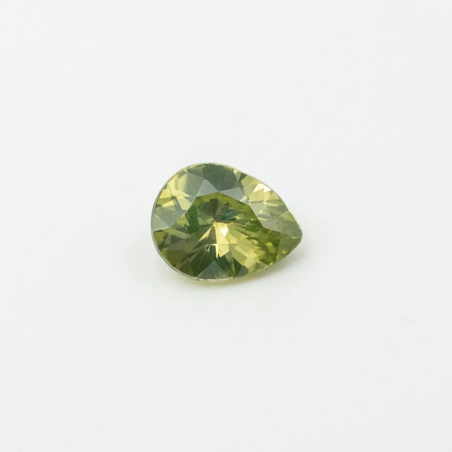 Superbe zircon 1,55ct observé de face, mettant en valeur la symétrie de sa table en goutte et sa teinte vert clair.