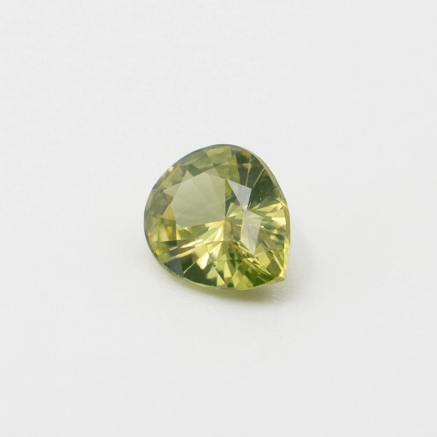 Profil incliné de ce zircon 1,55ct, illustrant la profondeur de sa culasse et le volume de cette gemme vert anis.
