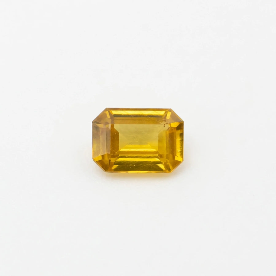Superbe zircon 1,10ct observé de face, mettant en valeur la symétrie de sa table rectangulaire et sa couleur dorée.
