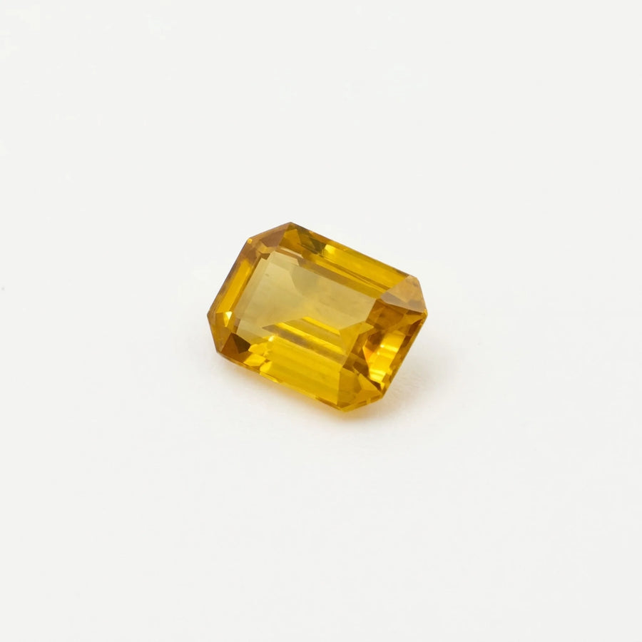 Profil incliné de ce zircon 1,10ct, illustrant la profondeur de sa culasse et les reflets intenses de la gemme.