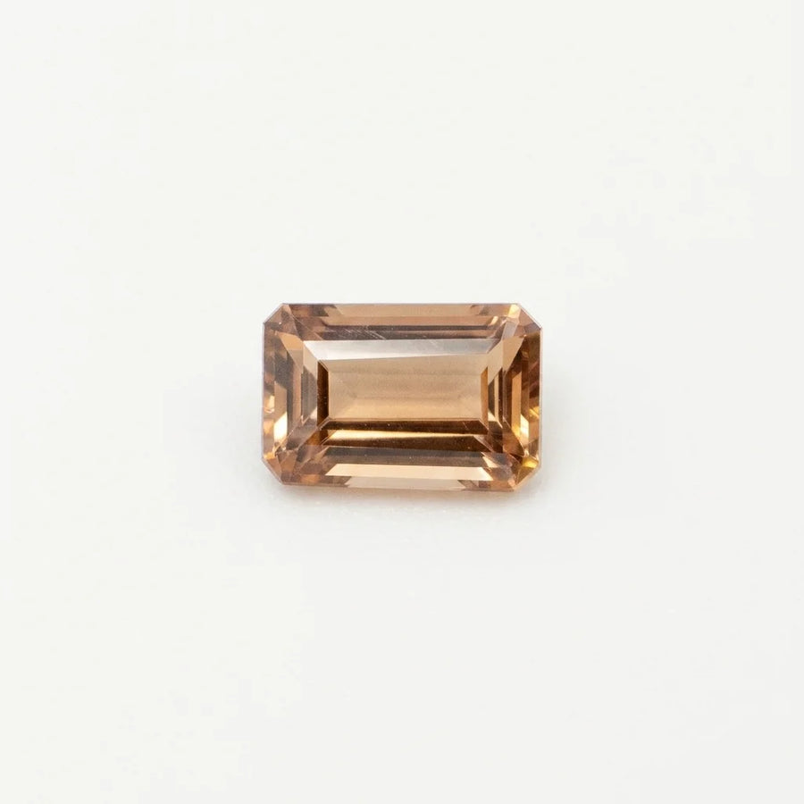 Superbe zircon 1,15ct observé de face, mettant en valeur la symétrie de sa table rectangulaire et sa teinte champagne.