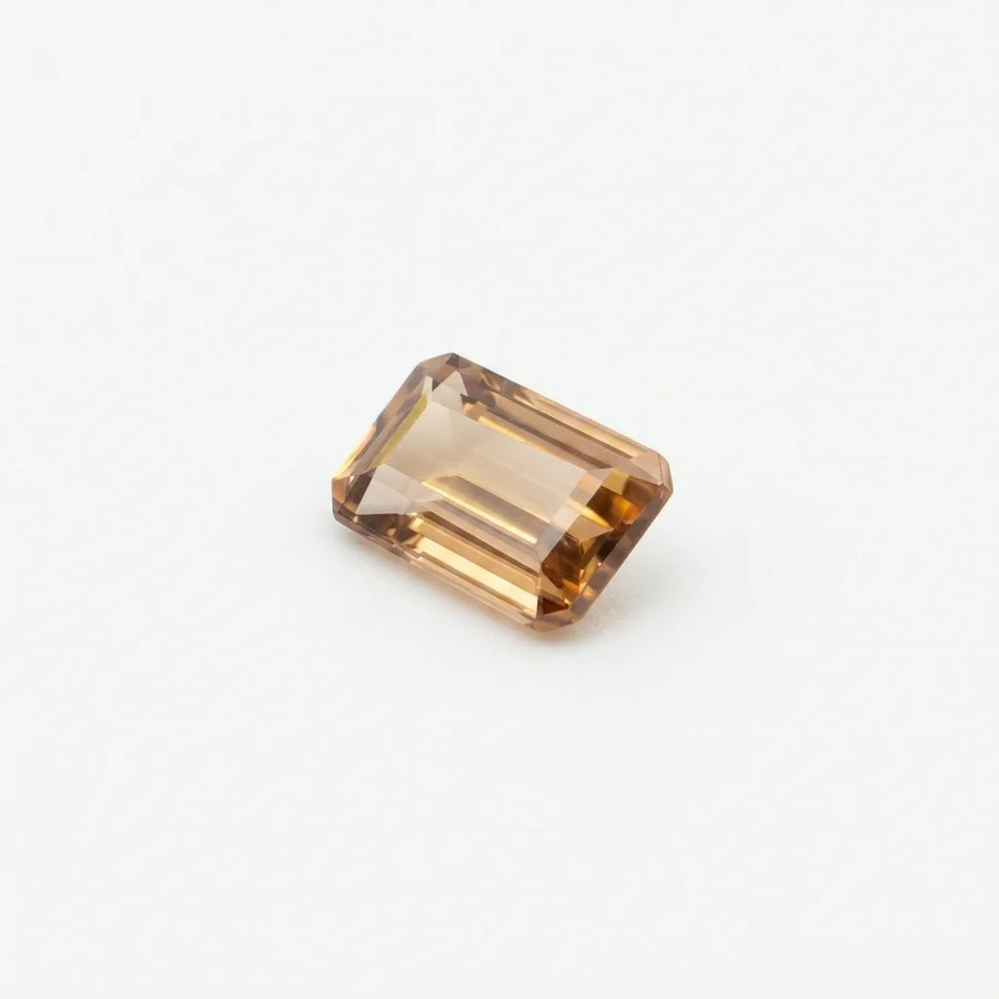 Profil incliné de ce zircon 1,15ct, illustrant la profondeur de sa culasse et les doux reflets cuivrés de la gemme.