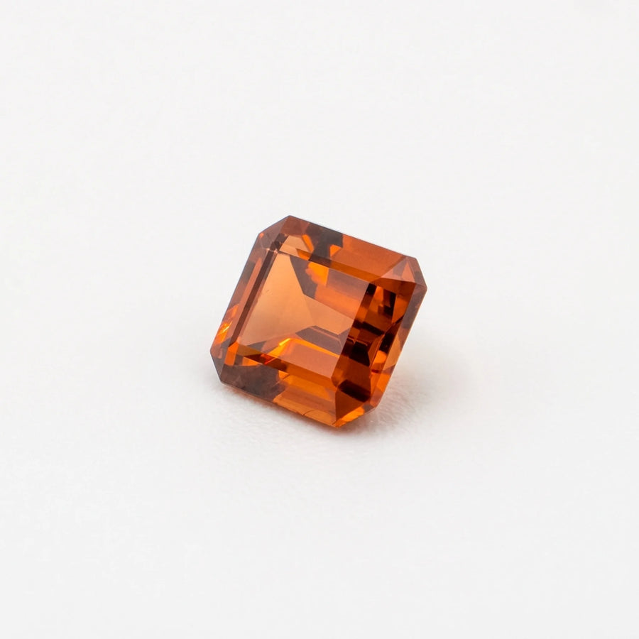 Profil incliné de ce zircon 1,75ct, illustrant la profondeur de sa culasse et les reflets cuivrés de la pierre fine.