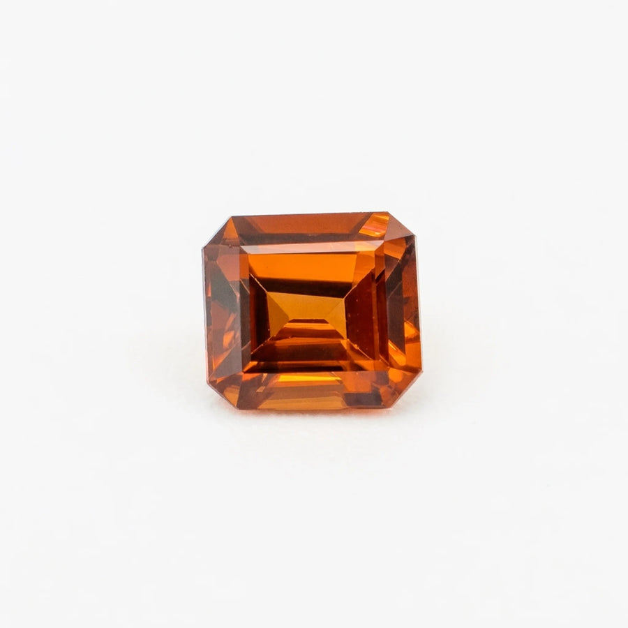 Superbe zircon 1,75ct observé de face, mettant en valeur la symétrie de sa grande table et sa couleur ambrée intense.