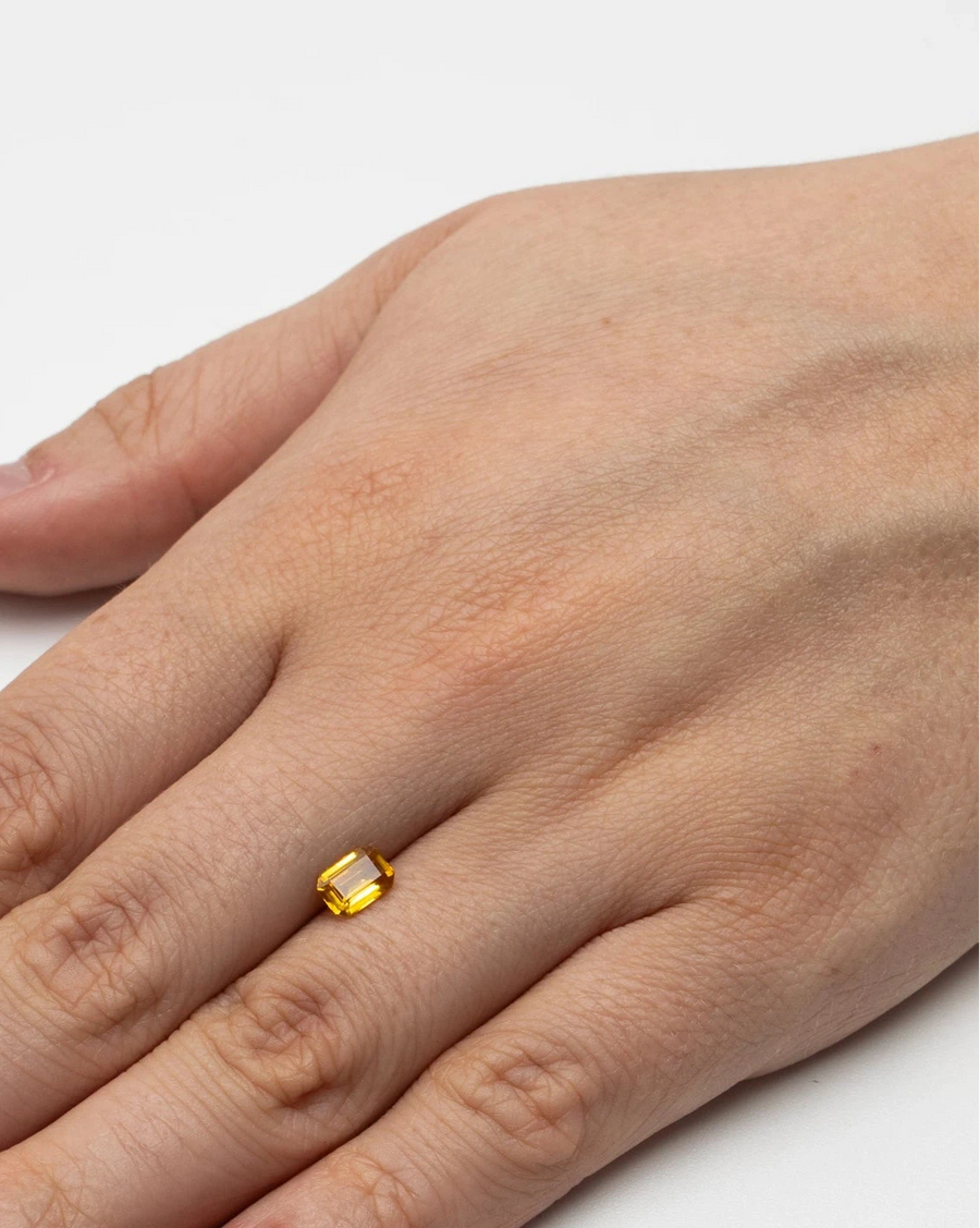 Pierre fine zircon 1,10ct posée à plat sur le dos d'une main pour donner un repère visuel concret de ses dimensions.