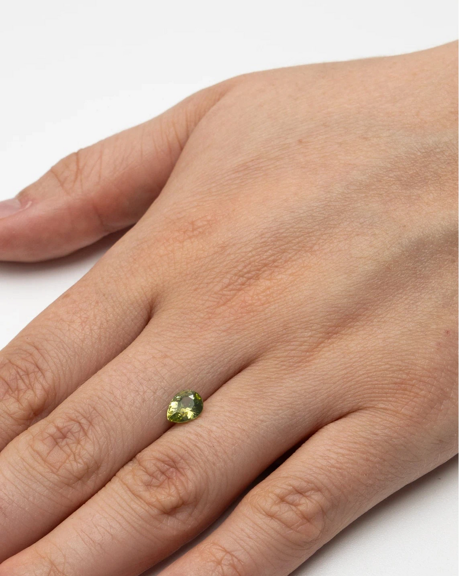 Pierre fine zircon 1,55ct posée à plat sur le dos d'une main pour donner un repère visuel concret de ses dimensions.