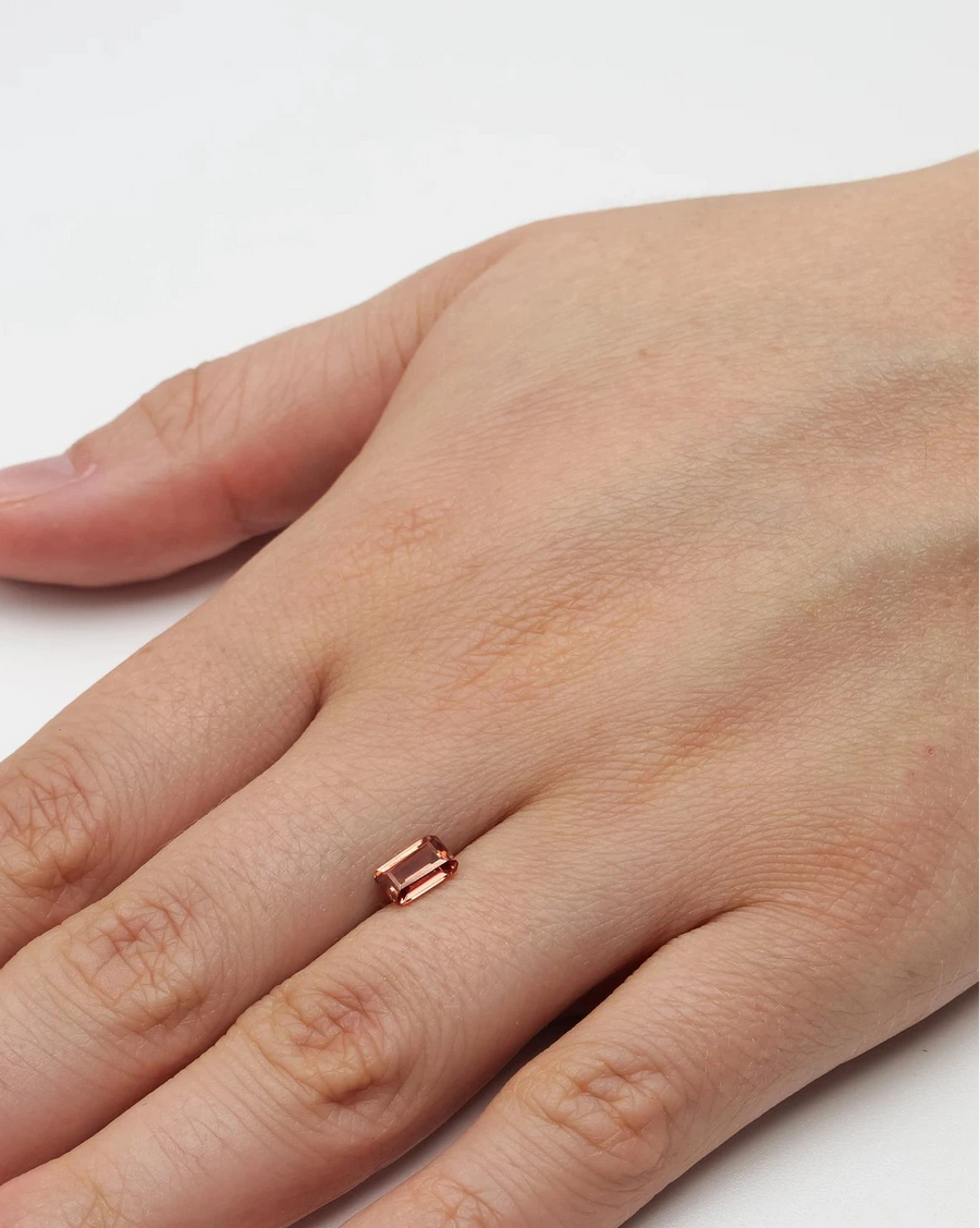 Pierre fine zircon 1,15ct posée à plat sur le dos d'une main pour donner un repère visuel concret de ses dimensions.