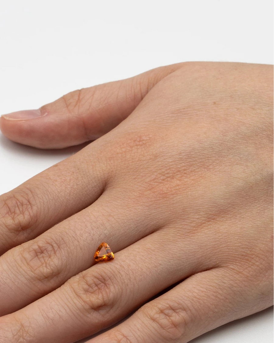 Pierre fine citrine 0,65ct posée à plat sur le dos d'une main pour donner un repère visuel de ses petites dimensions.