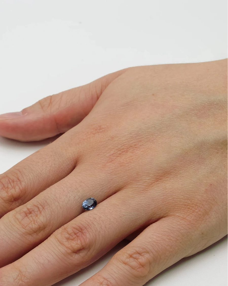 Petite pierre nue spinelle 0,87ct posée à plat sur le dos d'une main pour donner un repère visuel de sa taille.