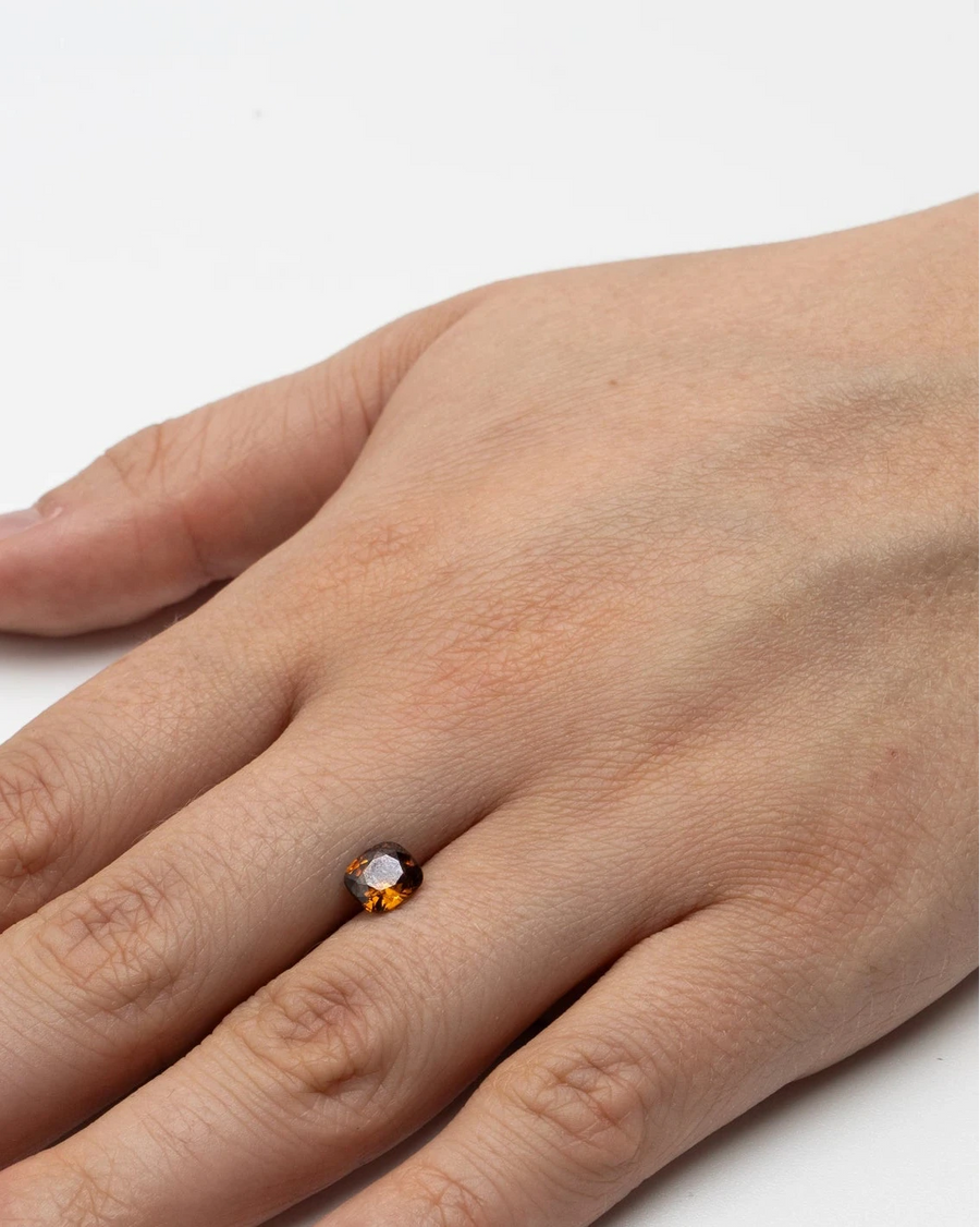 Pierre fine zircon 1,43ct posée à plat sur le dos d'une main pour donner un repère visuel de ses dimensions.