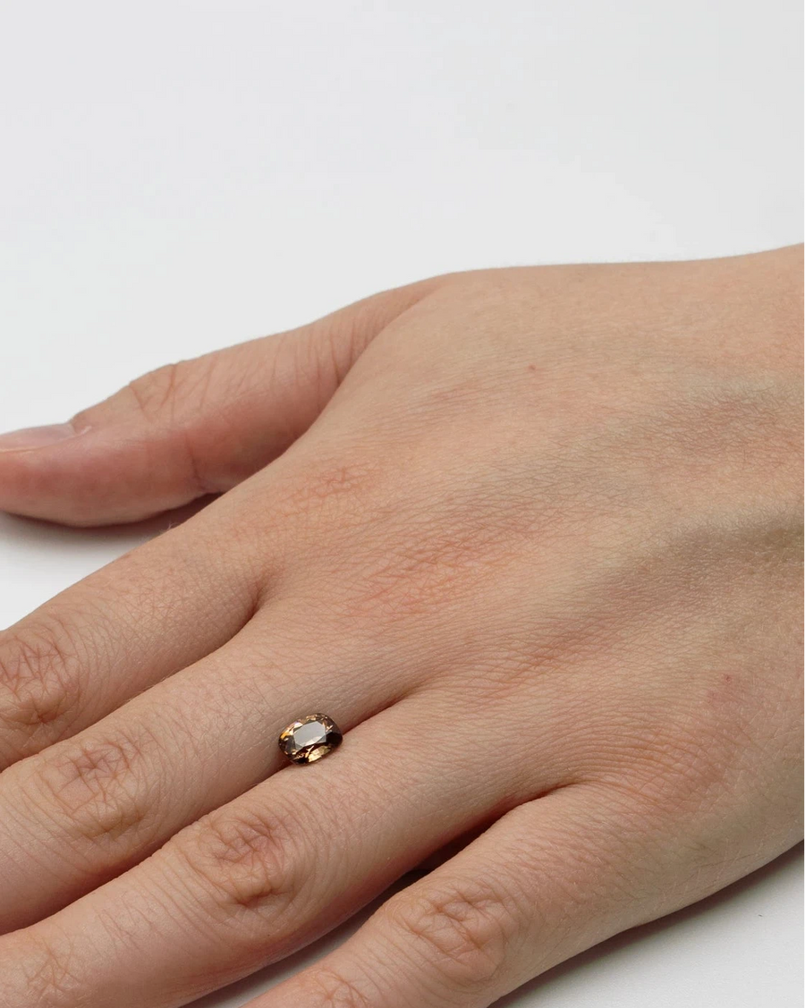 Pierre fine zircon 1,78ct posée à plat sur le dos d'une main pour donner un aperçu précis de ses dimensions réelles.