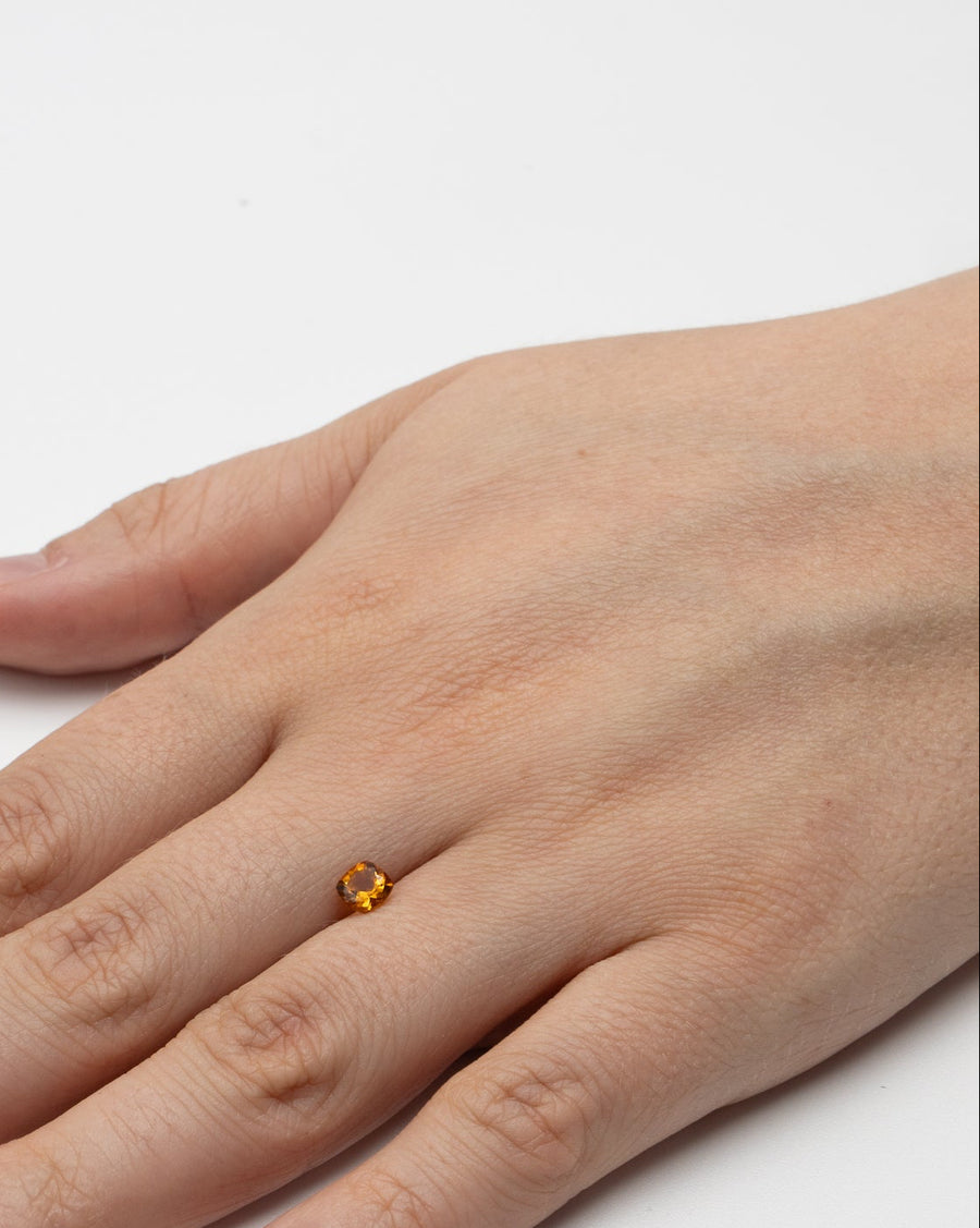 Pierre fine citrine 0,48ct posée à plat sur le dos d'une main pour donner un aperçu concret de ses dimensions réelles.