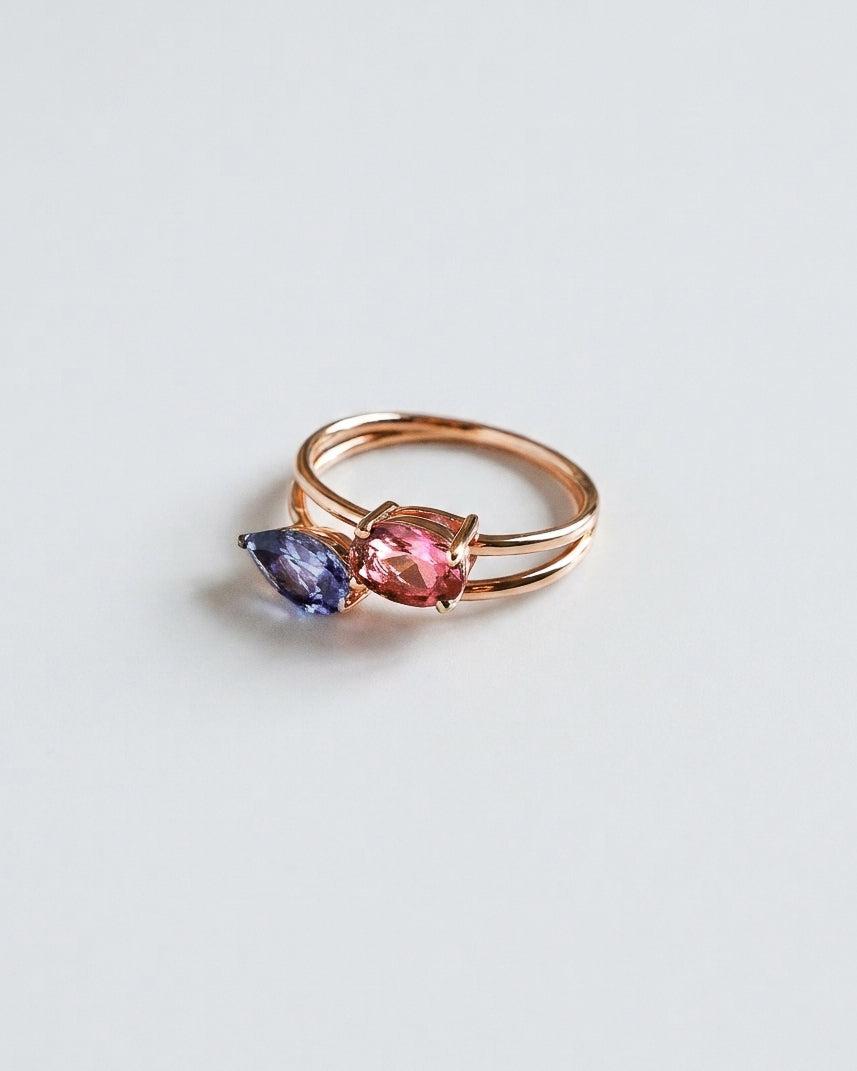 Bague Toi et Moi N°1 en or rose 18 carats sertie d'une tourmaline rose et d'une cordiérite, sur fond blanc