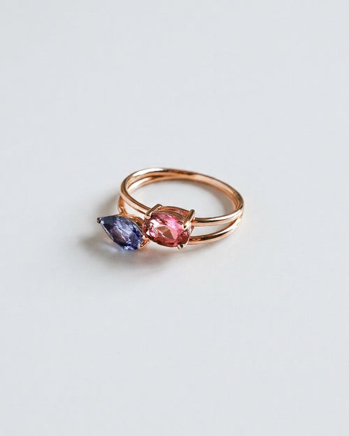 Bague Toi et Moi N°1 en or rose 18 carats sertie d'une tourmaline rose et d'une cordiérite, sur fond blanc